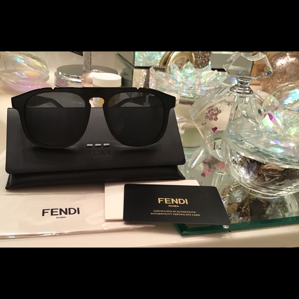 Beautiful Fendi sunglasses gorgeous - Picture 6 of 7